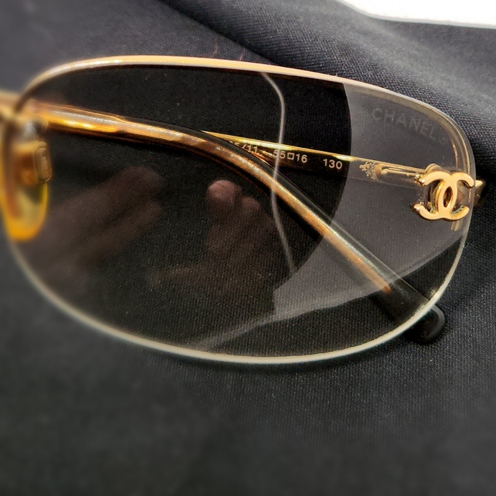 Chanel Sunglasses in pristine condition, exhibiting no blemishes. Model CH4099 - Picture 6 of 13